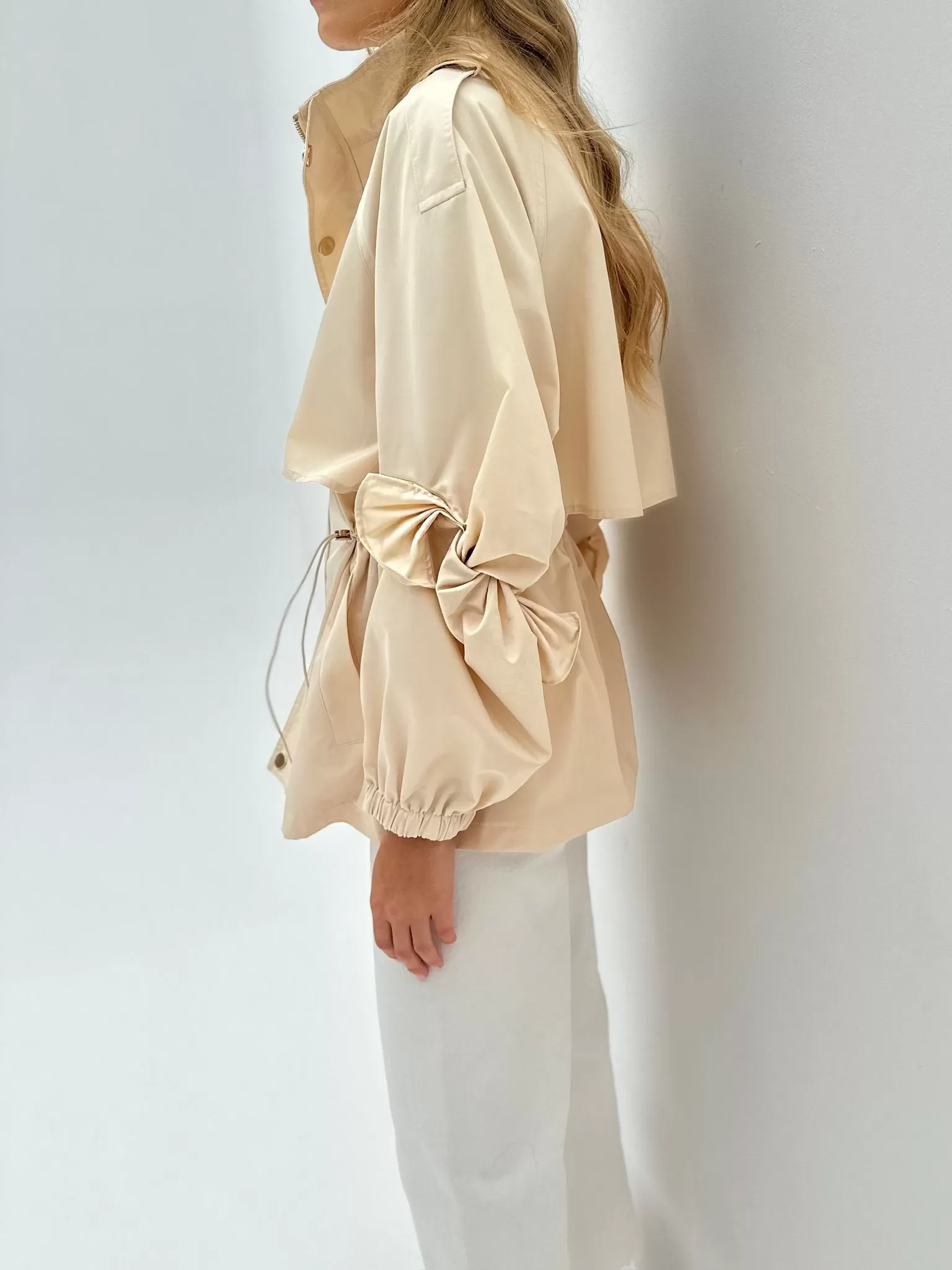 Cassia Bow Tie Sleeve Day Mac | Cream